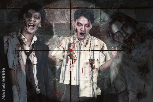 Plakat Azjatycki zombie człowiek z krwi stojący w snajperskim zakresie gotowy do zabicia