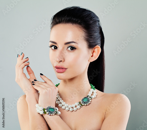 Plakat Ładna młoda kobieta moda model z makijażu, manicure, biżuteria naszyjnik i bransoletka