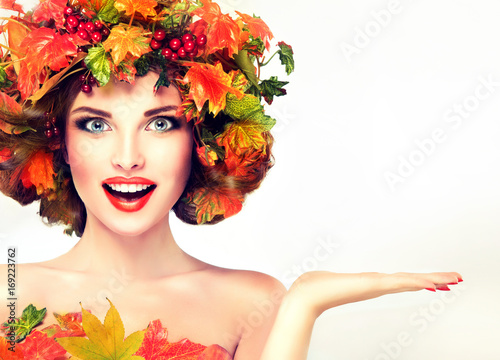Plakat Jesień Piękno - kobieta mody Makeup Z Czerwonymi i żółtymi jesień liśćmi. Jesień wieniec na głowę dziewczyny. Emocje i niespodzianka na twarzy jesiennej dziewczyny