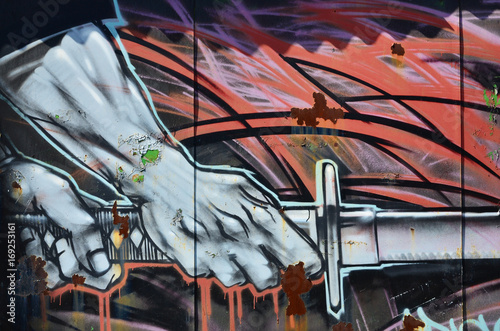 Zdjęcie XXL Stara ściana, malowana w kolorze graffiti rysująca czerwone farby w aerozolu. Obraz w tle na temat rysowania graffiti i sztuki ulicznej