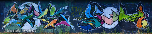 Plakat Stare ściany, malowane w kolorowy rysunek graffiti farbami w aerozolu. Obraz w tle na temat rysowania graffiti i sztuki ulicznej