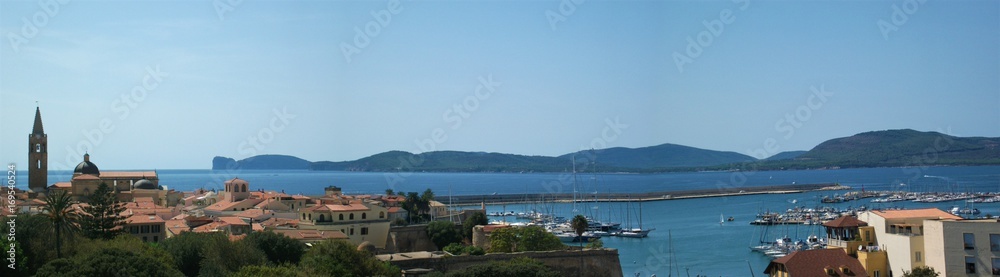 Italienische Stadt mit Meer