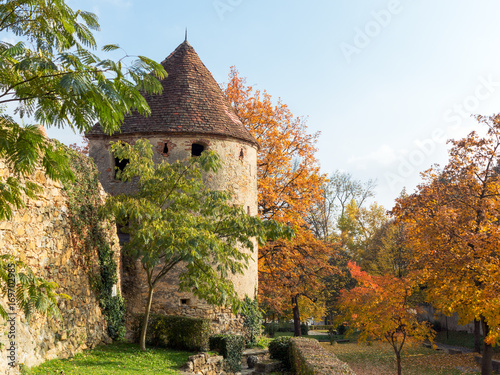 Mittelalterliche Stadtmauer und Reckturm von Hartberg im Herbst, Steiermark