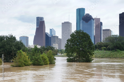 Plakat Konsekwencje wycieku rzeki Buffalo Bayou w Houston. Zalewający park na W centrum miasta tle. Huragan Harvey