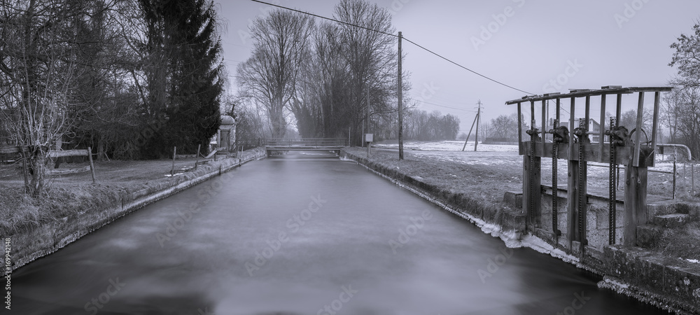 Kanal im Winter