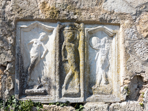 Altes Relief mit drei Frauenfiguren