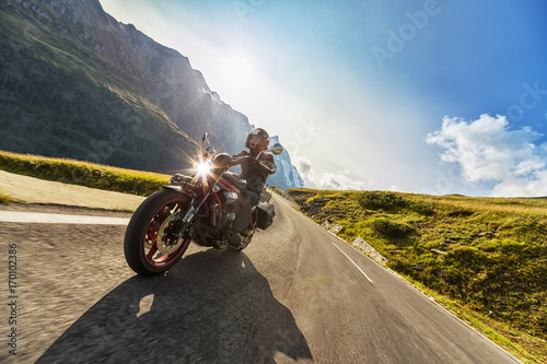 Fotoobraz na płótnie Kierowca motocykla w alpejskiej szosie. Fotografia plenerowa