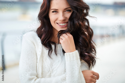 Фото: lovely beautiful woman in a woolen sweater. Beauty concept lovely beautiful woman in a woolen sweater. Beauty concept