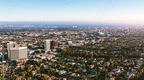 Obraz na płótnie Widok z lotu ptaka budynki na pobliskim Wilshire bulwarze w Westwood, Los Angeles, CA