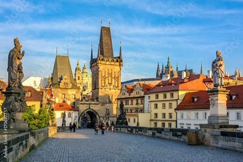 Plakat Główne atrakcje Pragi o świcie: Most Karola, Mniejsze Wieże Mostowe i Zamek Praski. Czechy, Czechy