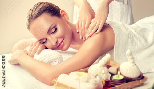 Plakat Masaż i pielęgnacja ciała. Zabieg masażu ciała. Kobieta o masaż w salonie spa dla pięknej dziewczyny