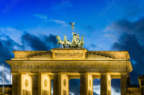 Zdjęcie XXL BERLIN, NIEMCY-grudnia 24, 2016: Brama Brandenburska (Brandenburger Tor) słynny punkt orientacyjny w Berlinie, Niemcy, przebudowany w końcu XVIII wieku jako neoklasycystyczny łuk triumfalny w Berlinie
