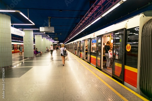 Fotoobraz na płótnie Warszawa, Polska - 2 sierpnia 2017: ruch na stacji metra.