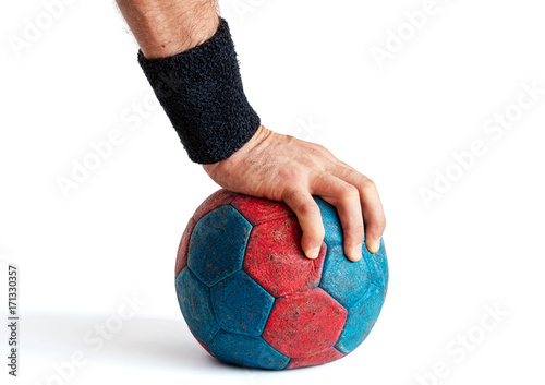 Fotoobraz na płótnie Mężczyzna ręki odciskania puszek na błękitnej i czerwonej handball odizolowywającej na bielu