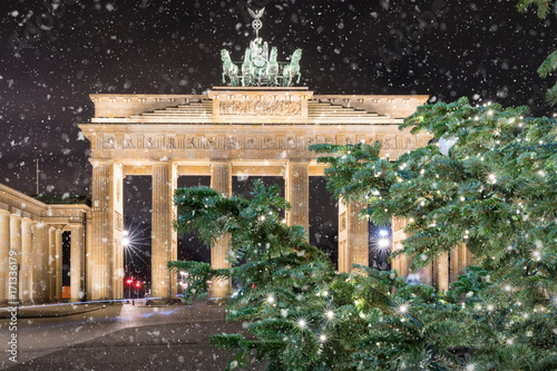 Zdjęcie XXL Brandeburger Tor w Berlin przy nocą z Bożenarodzeniową jodły gałąź i opadem śniegu