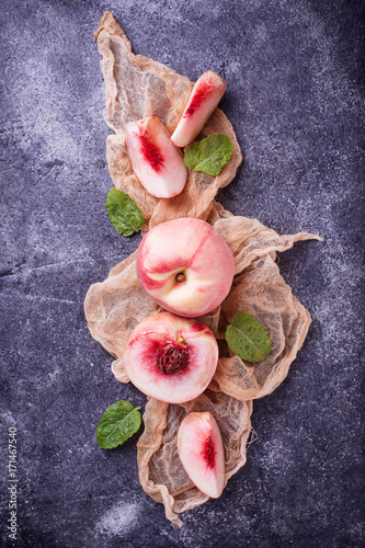 Naklejka dekoracyjna Fresh ripe peaches on concrete background