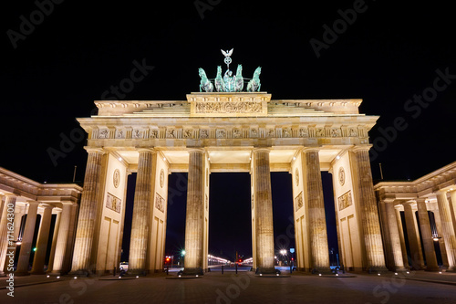Zdjęcie XXL Brandenburger Tor (Brandenburg Gate) panorama, sławny punkt zwrotny w Berlińskim Niemcy przy nocą