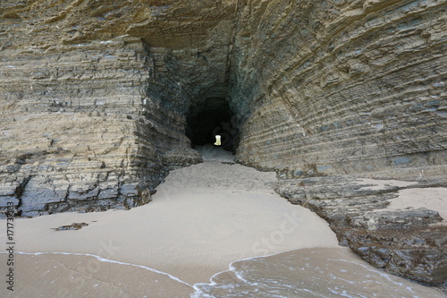 Plakat Tunel w skale na wybrzeżu, łączący plaże La Roche Percee z Turtle Bay, Bourail, Grande Terre, Nowa Kaledonia, południowy Pacyfik