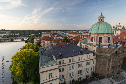 Plakat Wełtawa, Muzeum Mostu Karola, Kościół św. Franciszka z Asyżu i inne stare budynki na Starym Mieście w Pradze, Republika Czeska, oglądany z góry wczesnym wieczorem.
