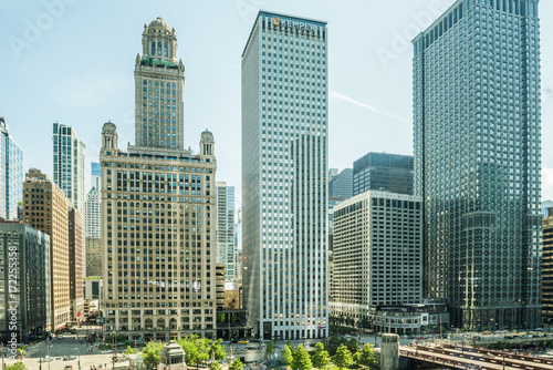 Plakat Widok Wacker Drive z mostem, wieżowcami, ludźmi i samochodami w centrum Chicago