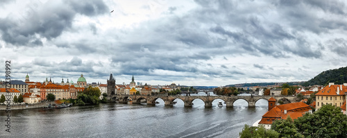 Plakat Widok z lotu ptaka Stary miasteczko i mosty nad Vltava rzeką w Praga, republika czech