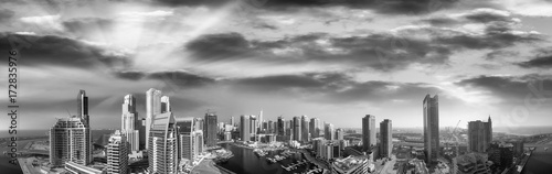 Plakat Powietrzny panoramiczny czarny i biały widok Dubaj Marina drapacze chmur