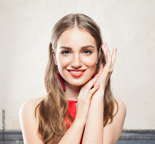 Plakat Piękna kobieta uśmiechający się z makijażu, kręcone włosy i Manicure ręce. Piękno i kosmetologia