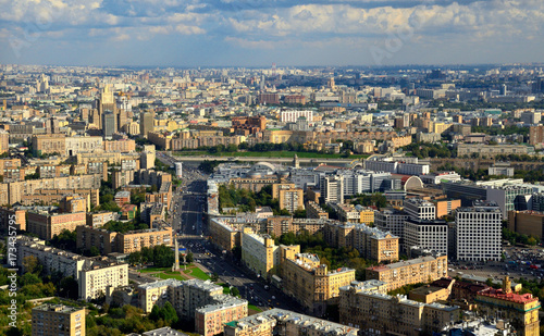 Plakat Widok z lotu ptaka Moskwa miasto. Formularz z platformy obserwacyjnej centrum biznesowego w Moskwie.