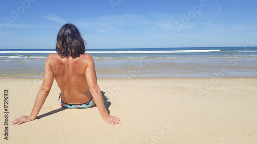 Fotoobraz na płótnie Portret młoda atrakcyjna kobieta ma dobrego czas w plaży