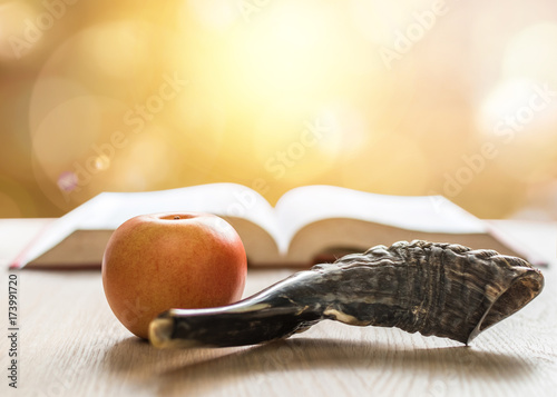Zdjęcie XXL Jom Kippur, Rosz Haszana (Haszana) żydowski Nowy Rok, Szmini Atzeret (Shmini Atzeret) i koncepcja Simchat Tory z shofar tradycyjnym izraelskim rogiem barana, jabłko z religijnym, świętym modlitewnikiem