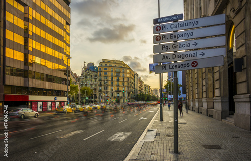 Zdjęcie XXL Znak uliczny w Barcelona, Hiszpania, z kierunkami główne ulicy miasto