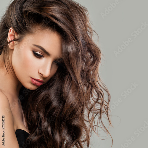 Plakat Sexy piękna kobieta moda model z doskonałą fryzurę i makijaż. Piękna brunetka