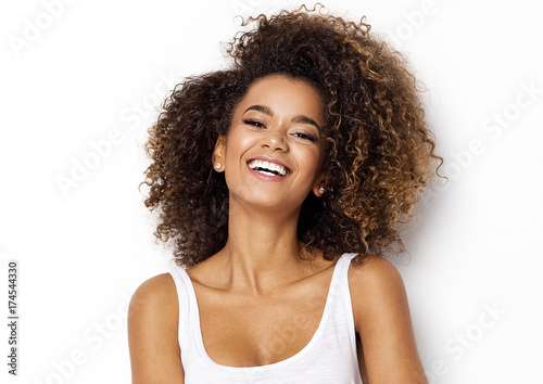 Plakat Piękna amerykanin afrykańskiego pochodzenia dziewczyna z afro fryzury ono uśmiecha się
