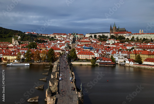 Plakat Pargue, wiew z Lesser Bridge Tower of Charles Bridge (Most Karluv) i Zamek Praski, Czechy. Turystów na moście Karola