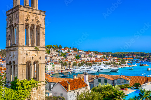 Zdjęcie XXL Hvar krajobraz seascape Morza Śródziemnego. / Kolorowe krajobrazy w śródziemnomorskim mieście Hvar, znane miejsce podróży nad Morzem Adriatyckim, Chorwacja.