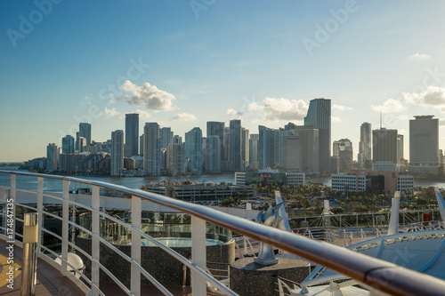 Plakat Miami Skyline i wysyłki doków z statku wycieczkowego z statek wycieczkowy pokładzie pierwszego planu