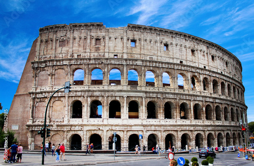 Zdjęcie XXL Colosseum sławny architektoniczny pomnikowy zakończenie w dniu. Rzym, Włochy.