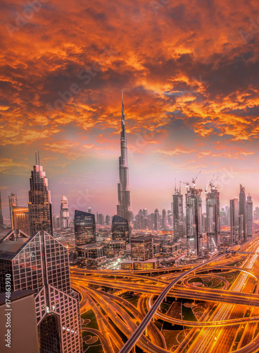 Plakat Dubaj przeciw kolorowemu zmierzchowi z nowożytną futurystyczną architekturą, Zjednoczone Emiraty Arabskie