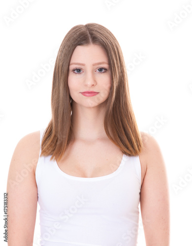 Junge Frau vor weißem Hintergrund