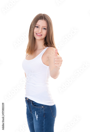 Junges Mädchen zeigt Daumen hoch vor weißem Hintergrund