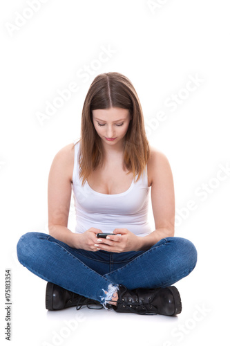 Junges Mädchen mit Handy vor weißem Hintergrund