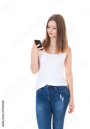 Junges Mädchen mit Handy vor weißem Hintergrund