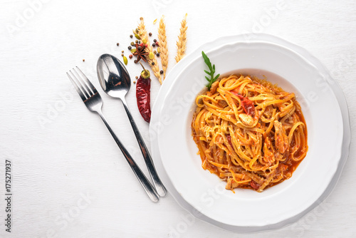 Plakat Ala Alio Pasta. Na drewnianym tle. Widok z góry. Wolne miejsce na tekst.
