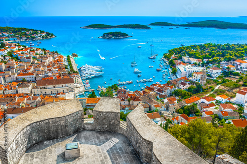 Plakat Wyspa Hvar, archipelag letni. / Widok z lotu ptaka na niesamowity archipelag przed miastem Hvar, Chorwacja Morze Śródziemne.