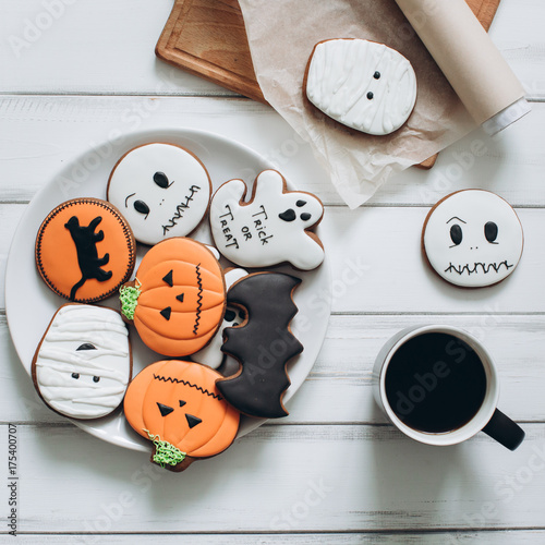 Zdjęcie XXL Przygotowanie do Halloween. Kawowi i straszni piernikowi ciastka na drewnianym tle.