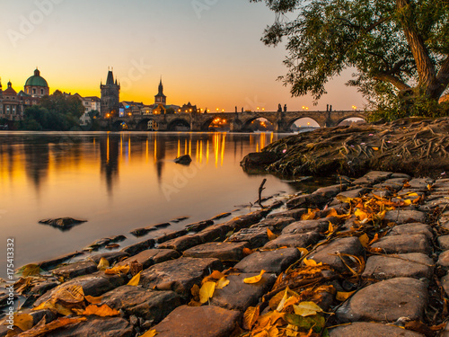 Plakat Charles most z Starym miasteczka mosta wierza odbijał w Vltava rzece przy ranku wschodu słońca czasem, Praga, republika czech.