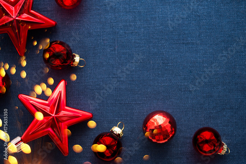 Zdjęcie XXL Bożenarodzeniowy tło z czerwonymi ornamentami i błyskotania bokeh światłami na błękitnym brezentowym tle. Wesołych Świąt, kartkę z życzeniami, baner. Motyw świąteczny zimowy. Szczęśliwego Nowego Roku.