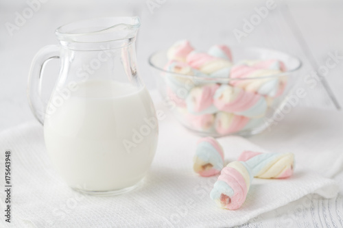 Fotoobraz na płótnie Stos amerykański kręcony marshmallow na stole z szkłem mleko