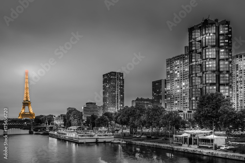 Plakat Nocny widok na Wieżę Eiffla (Tour Eiffel) na Pont de Grenelle, żółte złoto na wieży Eiffla, inne budynki są czarno-białe, bez kompletnego korpusu wieży, jak w pochmurną pogodę