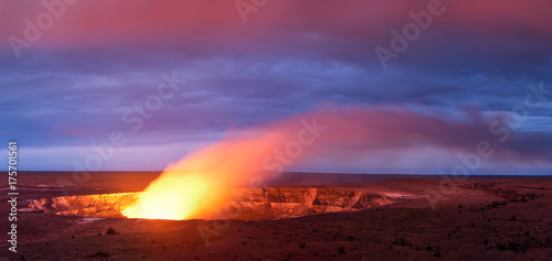 Plakat Kilauea wulkanu krater gdy je przy zmierzchem w Hawaje wulkanu parku narodowym, Duża wyspa, Hawaje, usa